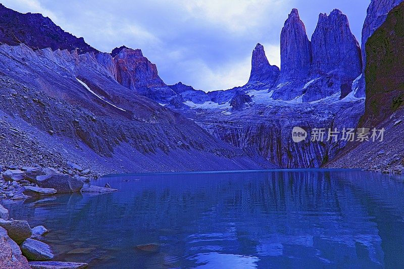 Torres Del Paine花岗岩，镜面湖，智利雄伟的巴塔哥尼亚景观